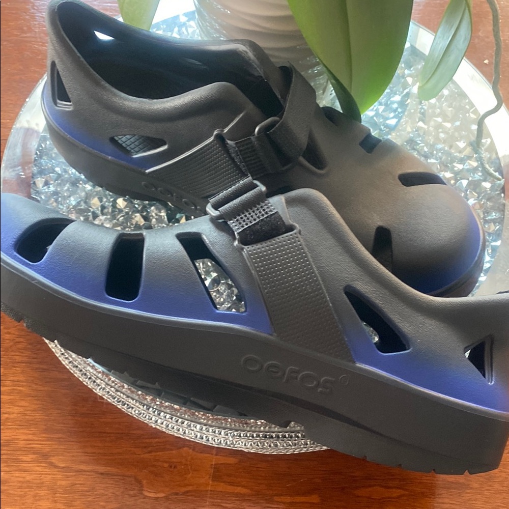 OOFOS Black Loafers with Breathable Design - Picture 2 of 8